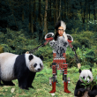 Le panda géant en voie de disparition et nouveaux robots en objets et matériaux recyclés