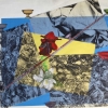 Construction_géométrique_à_la_diagonale_et_figuration_collée_plume_et_fleurs_en_plastique