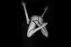 CORPS-SCULPTURE sans visage mais avec cul sur fond noir