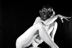 Pose nue avec masque, vue sur l'entrejambe et main n°2