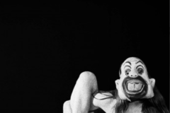 Masque burlesque, jambe croisée et tendue 