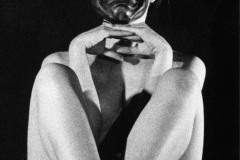 Pose avec masque sur fond noir