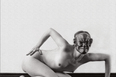 Avec masque Nô et mains sur les fesses
