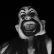FOND-NOIR-Corps-Sculpture_ORLAN-masquee-se-moque-avec-masque-n°5-1966_002-copie